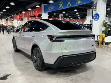 2025 Tesla Model Y с пробегом 28 000 км