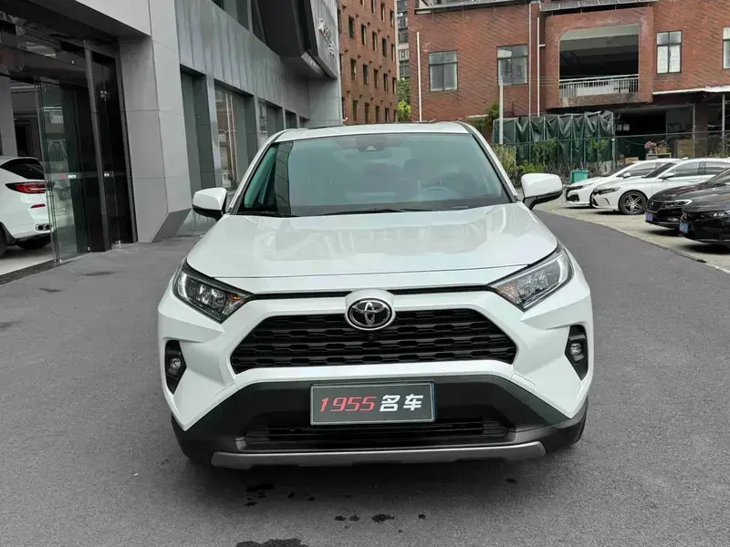 2023 Toyota RAV4 с пробегом 19 000 км
