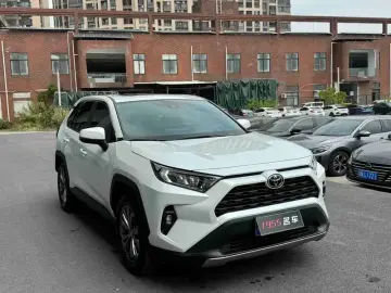 2023 Toyota RAV4 с пробегом 19 000 км