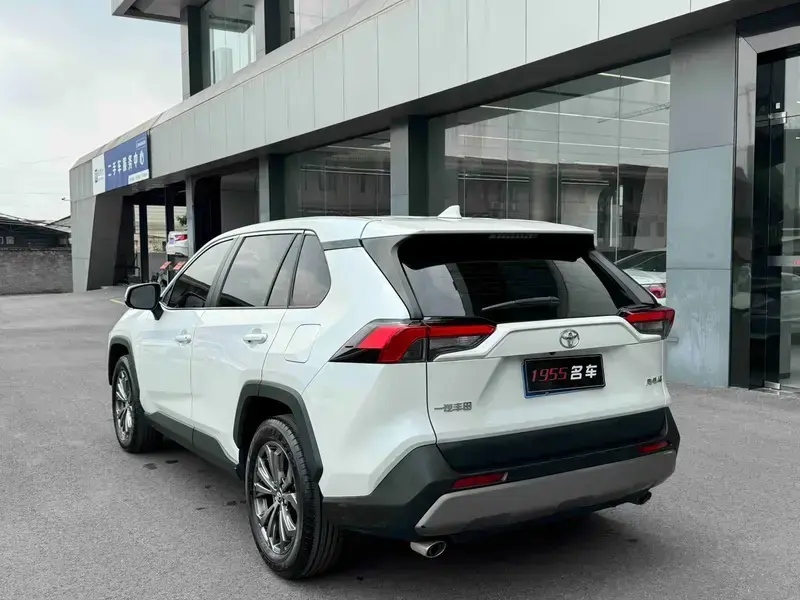 2023 Toyota RAV4 с пробегом 19 000 км