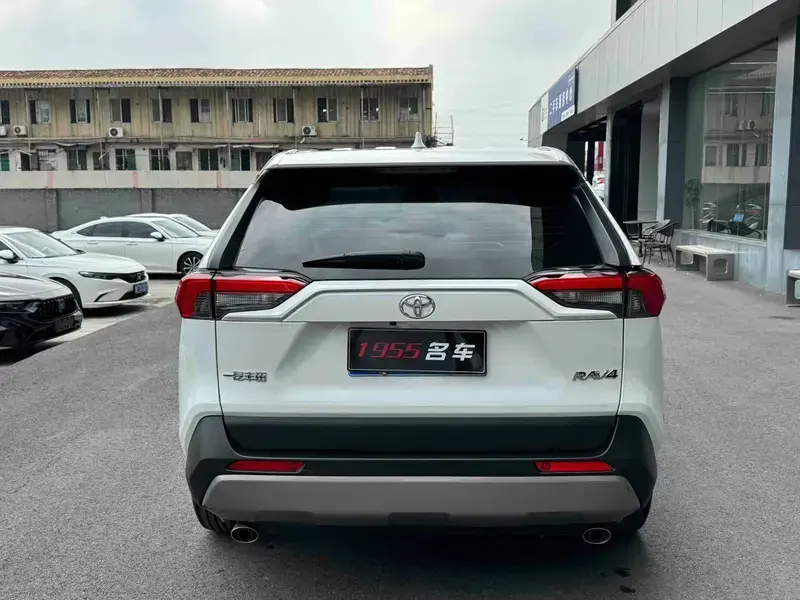 2023 Toyota RAV4 с пробегом 19 000 км