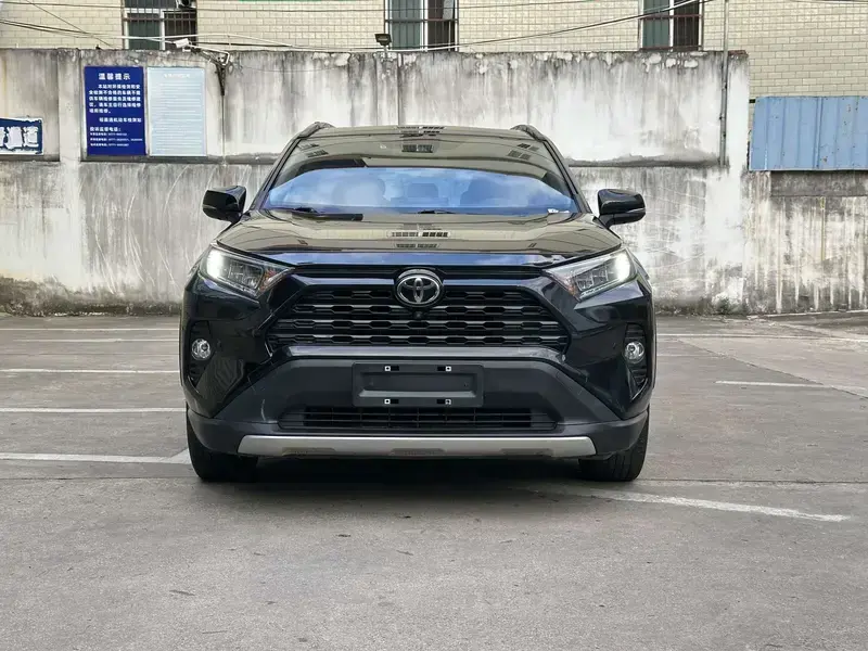 2021 Toyota RAV4 с пробегом 75 000 км