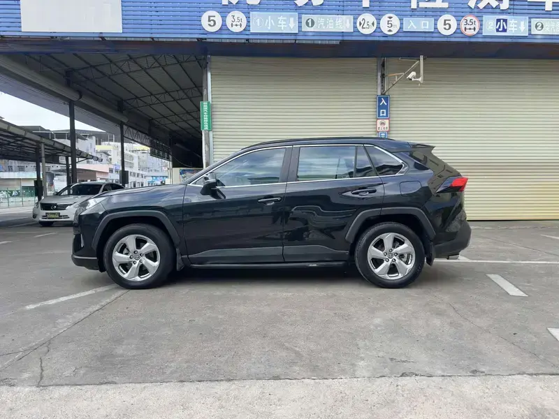 2021 Toyota RAV4 с пробегом 75 000 км