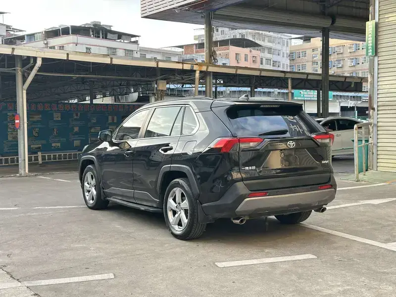 2021 Toyota RAV4 с пробегом 75 000 км