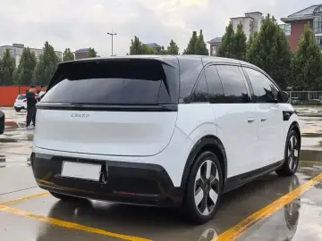 2025 Zeekr Mix с пробегом 43 000 км