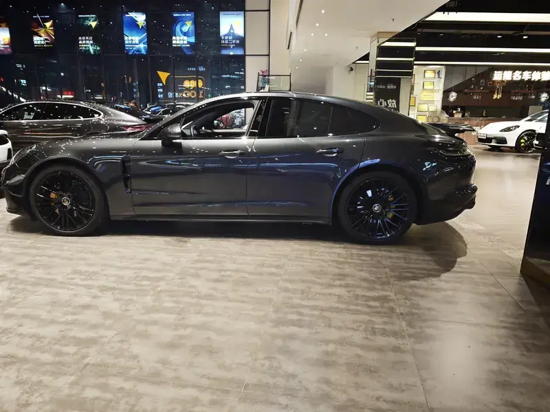 2023 Porsche Panamera с пробегом 22 000 км