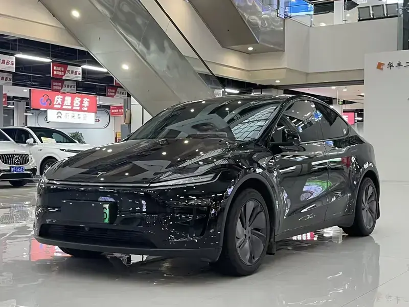 2025 Tesla Model Y с пробегом 11 600 км