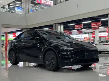 2025 Tesla Model Y с пробегом 11 600 км
