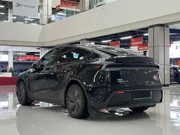 2025 Tesla Model Y с пробегом 11 600 км