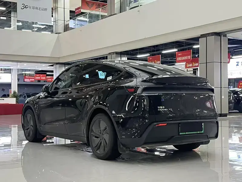 2025 Tesla Model Y с пробегом 11 600 км