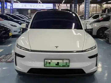 2025 Tesla Model Y с пробегом 19 000 км
