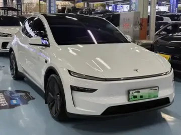 2025 Tesla Model Y с пробегом 19 000 км