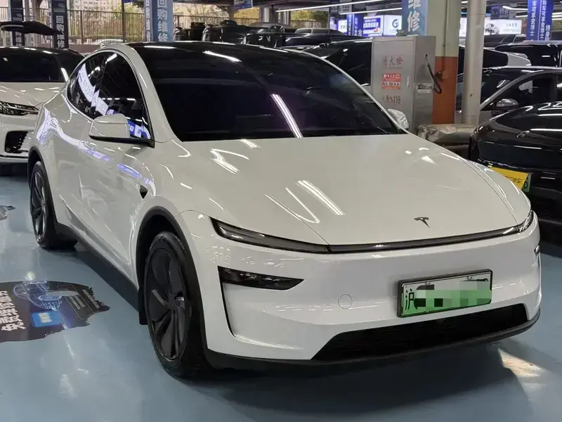 2025 Tesla Model Y с пробегом 19 000 км