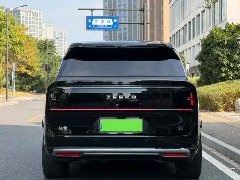 2025 Zeekr 9X с пробегом 18 000 км