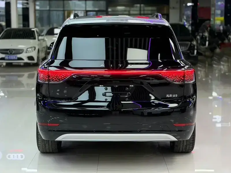 2024 Aito M9 с пробегом 16 000 км