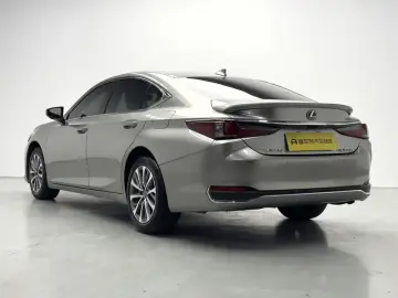 2024 Lexus ES с пробегом 35 700 км