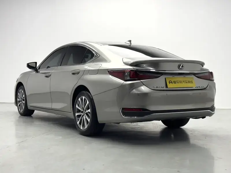 2024 Lexus ES с пробегом 35 700 км