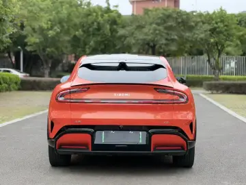 2025 Xiaomi YU7 с пробегом 5 000 км