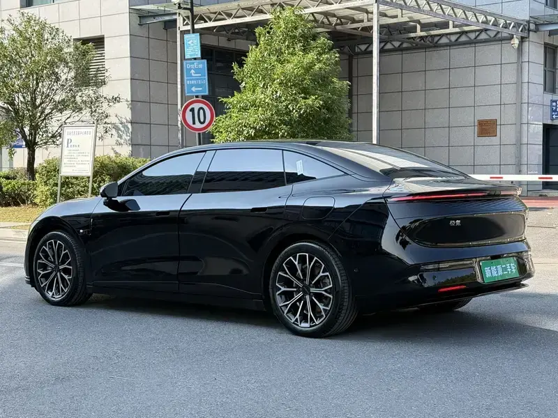 2025 Zeekr 007 с пробегом 18 000 км