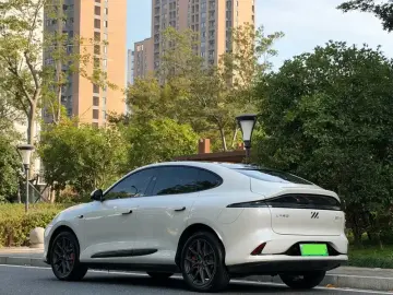2025 IM Motors (Zhiji) LS6 с пробегом 40 000 км