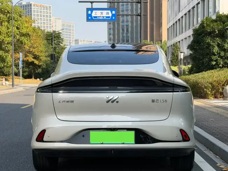 2025 IM Motors (Zhiji) LS6 с пробегом 40 000 км