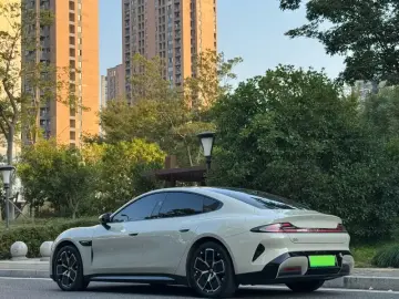 2024 Xiaomi SU7 с пробегом 27 000 км
