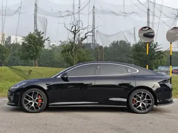 2025 IM Motors (Zhiji) L6 с пробегом 13 400 км