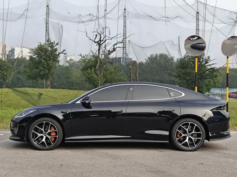 2025 IM Motors (Zhiji) L6 с пробегом 13 400 км