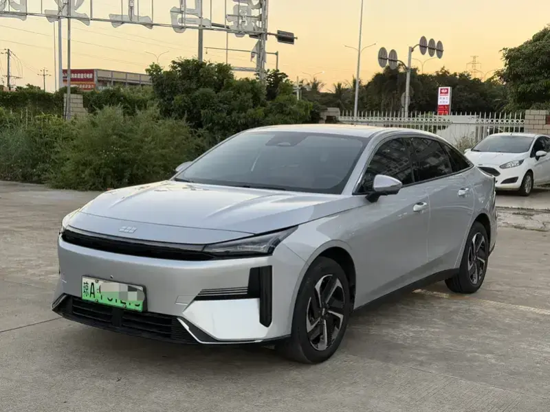 2025 Geely Galaxy L6 с пробегом 20 000 км