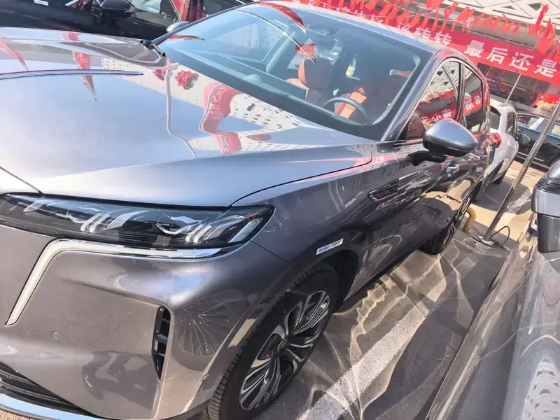 2026 Hongqi HS6 с пробегом 8 000 км