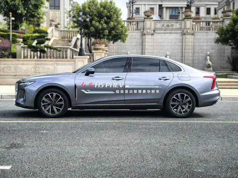 2025 Hongqi H5 с пробегом 3 000 км