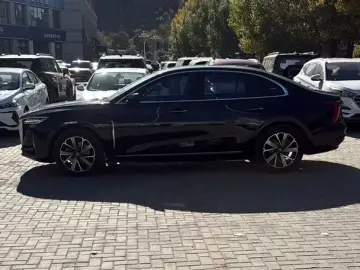 2025 Hongqi H5 с пробегом 10 000 км