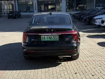 2025 Hongqi H5 с пробегом 10 000 км
