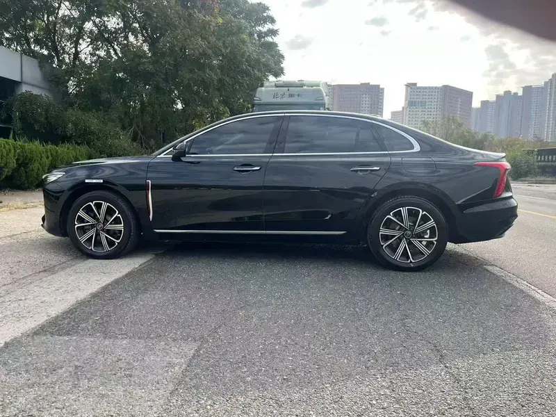 2025 Hongqi H5 с пробегом 3 700 км