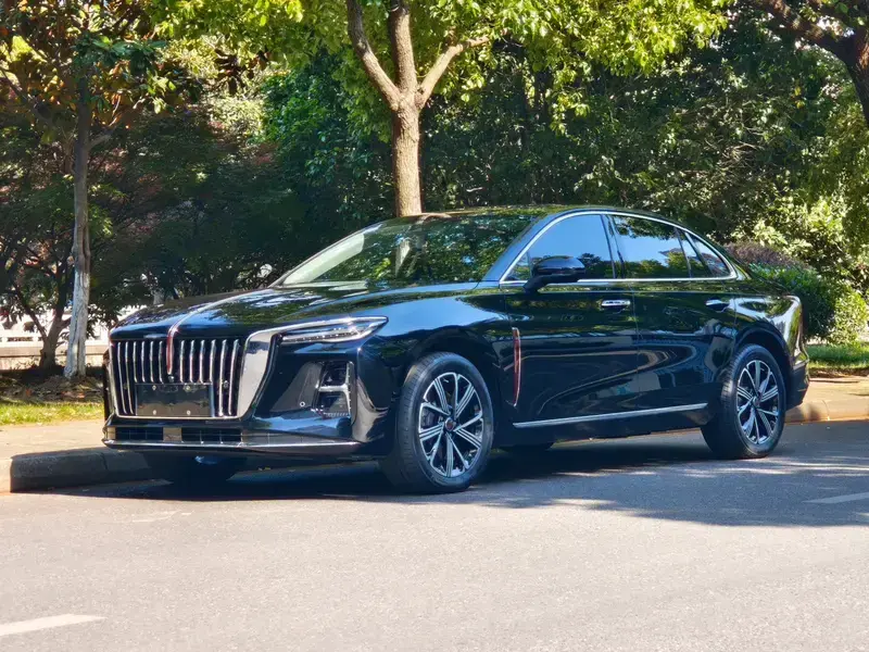 2025 Hongqi H5 с пробегом 16 000 км