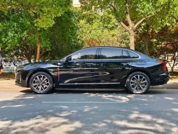 2025 Hongqi H5 с пробегом 16 000 км