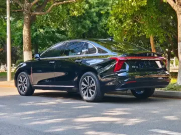 2025 Hongqi H5 с пробегом 16 000 км