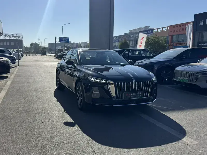 2025 Hongqi H5 с пробегом 17 000 км