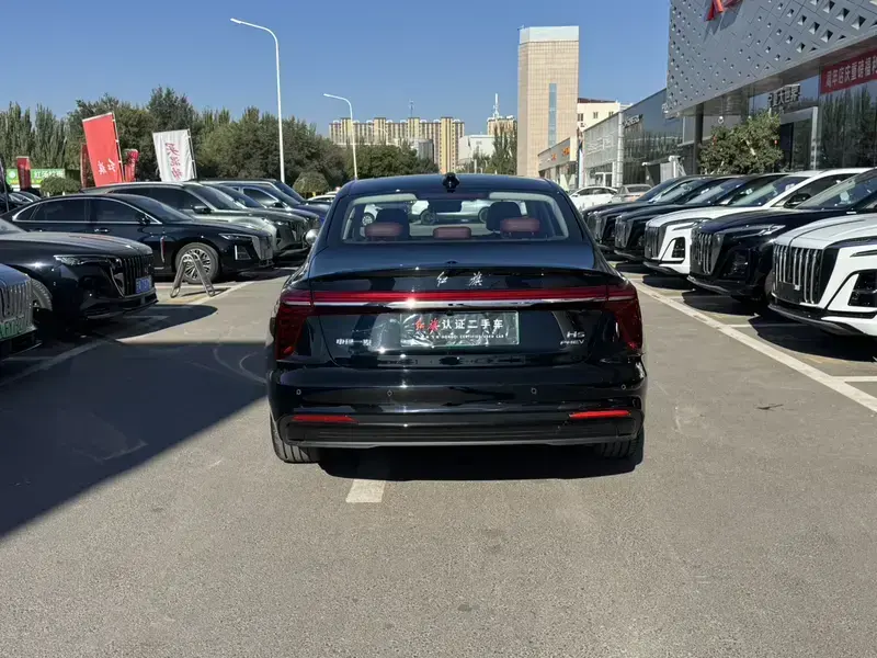 2025 Hongqi H5 с пробегом 17 000 км