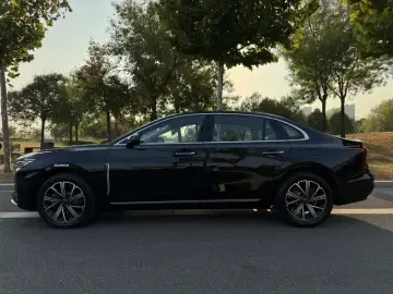 2025 Hongqi H5 с пробегом 8 000 км