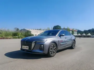 2025 Hongqi H5 с пробегом 21 000 км