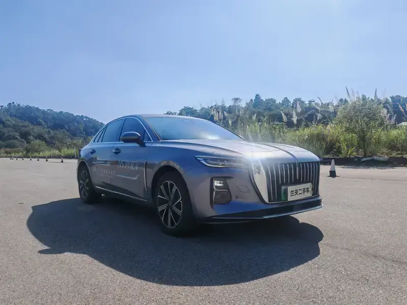 2025 Hongqi H5 с пробегом 21 000 км