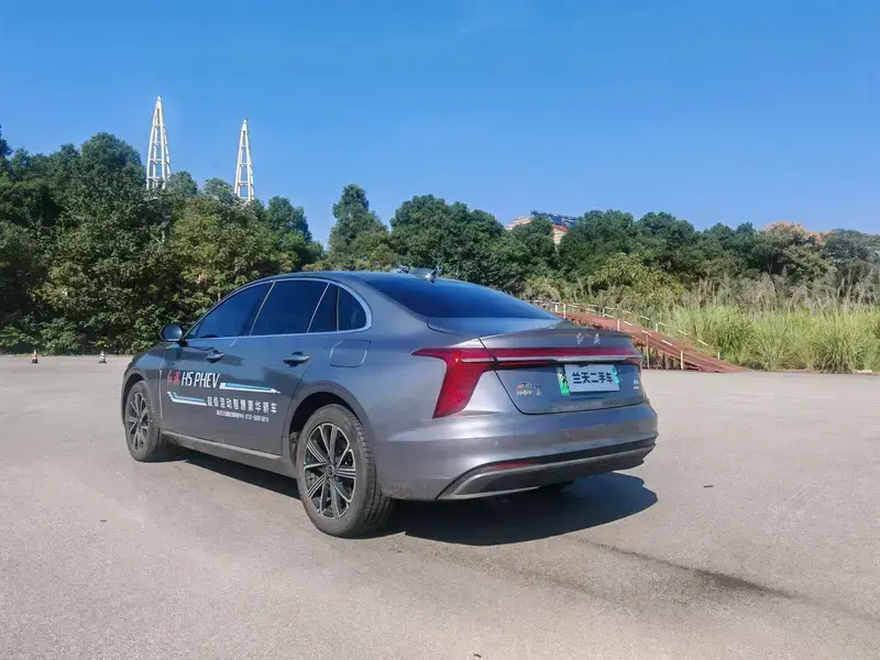 2025 Hongqi H5 с пробегом 21 000 км