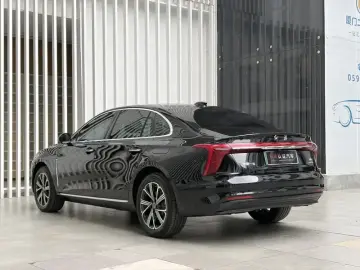 2025 Hongqi H5 с пробегом 4 000 км