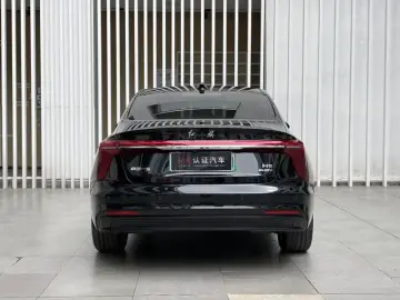 2025 Hongqi H5 с пробегом 4 000 км