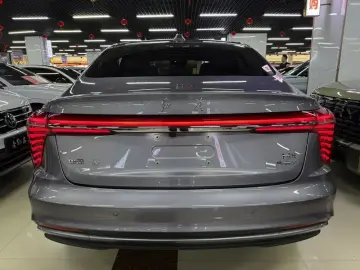 2025 Hongqi H5 с пробегом 30 000 км