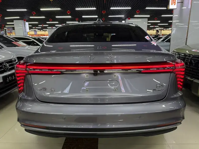 2025 Hongqi H5 с пробегом 30 000 км