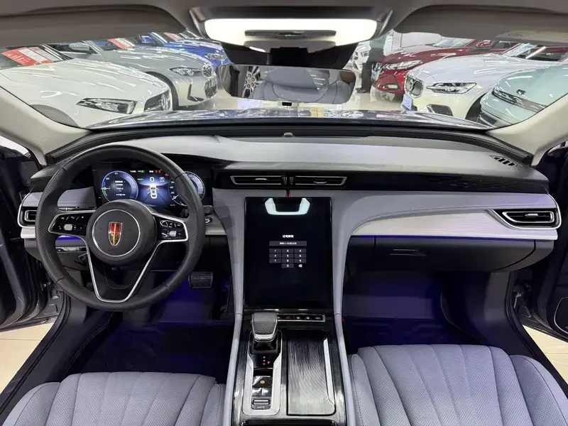 2025 Hongqi H5 с пробегом 30 000 км