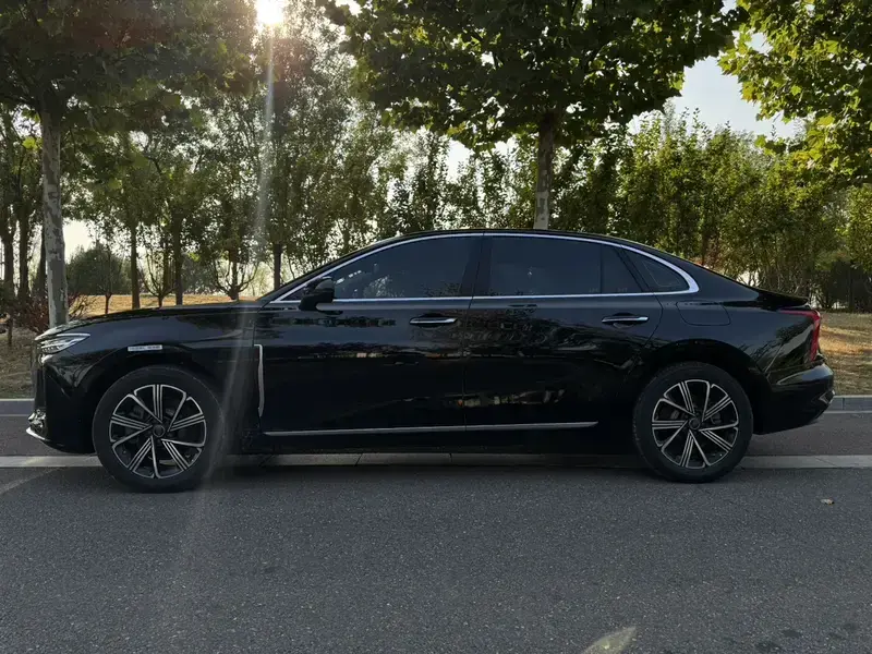 2025 Hongqi H5 с пробегом 18 000 км