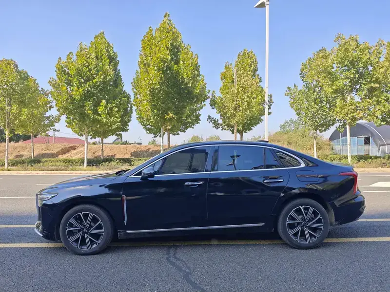 2025 Hongqi H5 с пробегом 10 000 км